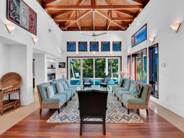 Luxury Coastal Retreat in Naples - Your Perfect Getaway